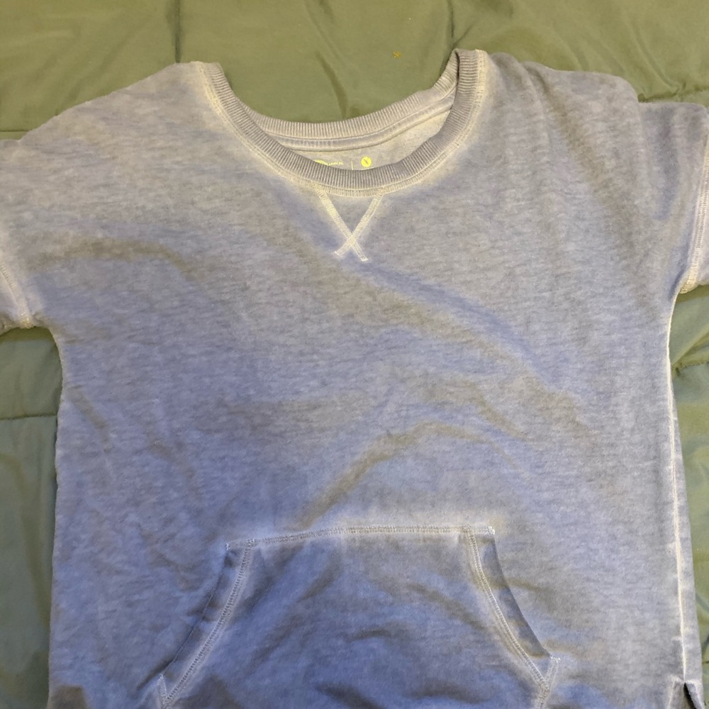 BLUE T SHIRT WITH POCKET.